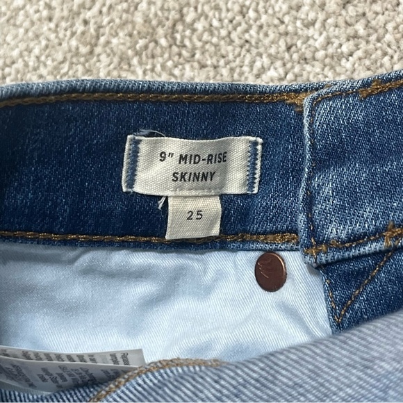 9" Mid-Rise Skinny Jeans in York Wash: Rip and Repair Edition size 25 - Picture 7 of 11